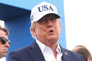 Trump hodil drahou naftu na Ukrajinu - Novinky
